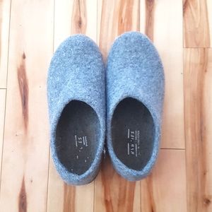 Kyrgies gray wool slippers size 8.5-9